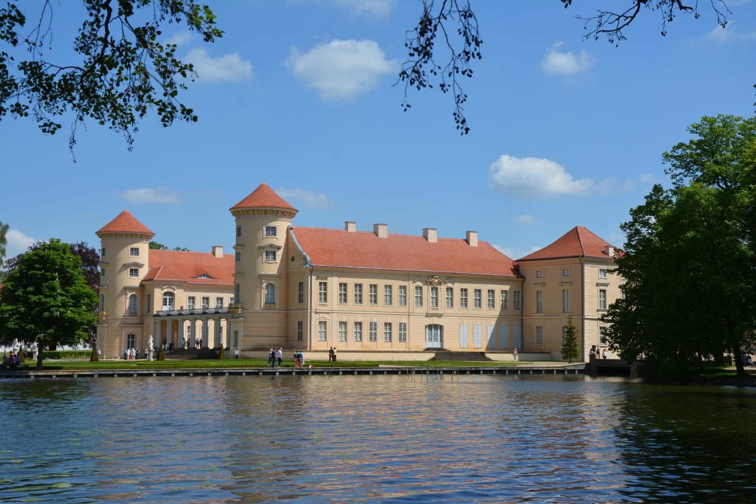 Schloss Rheinsberg an einem sonnigen Tag, gesehen vom Ufer des Grienericksees.