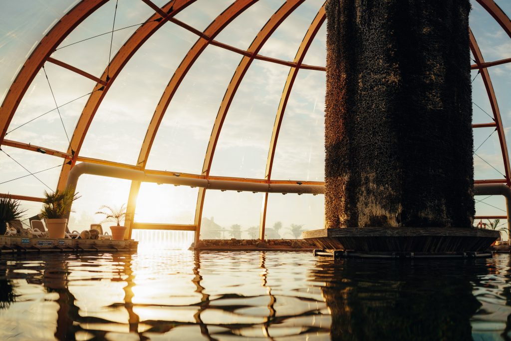 Das große Gradierwerk im Innenpool der Kristall Therme Bad Wilsnack, beleuchtet von der untergehenden Sonne.